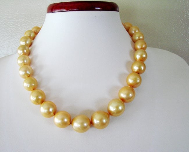 Golden South Sea Pearl Graduation Necklace 17.5"inch: Gems Type: Natural South Sea Pearl Graduation Beautiful Grade: A-Color: Golden Luster:Very Good Shape always Round Measurement: 16.2x15.5x14.5x13.5x12 mm Origin: Indonesia Necklace 17.5"Long Ball