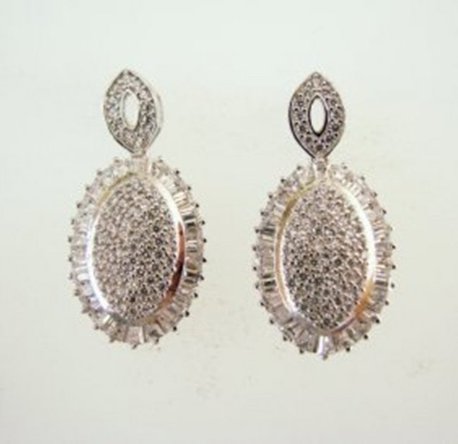 Creation Diamond Oval Earrings 4.28Ct 18k W/g Overlay: Creation Diamond High Quality Item Item: Earrings Diameter: L 1" x W 1/2"inch 112 Pieces Round: 1.68 carat 52 Pieces Baguette: 2.60 Carat (Clarity: VVS, Color: F) Setting name: Micro Pave and Prong 18