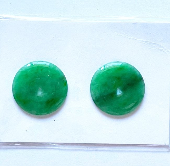 Loose Natural Chiness Jade Grade: A/For Earrings: Gems: Natural Jadeite Jade Qty: 2 Pcs Jade Weight: 9.27 Carat Round/Button Shaped Cabochon Measurement: 17.3 mm,Thickness 1.3 mm Grade: A Clarity: Transparent Color: Emerald Green Luster: Excell