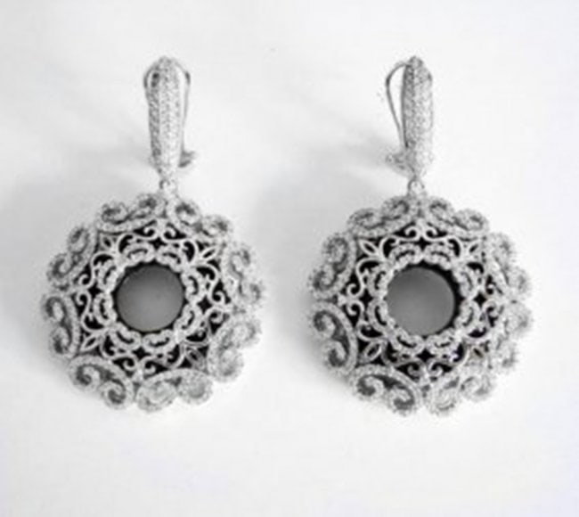 Creation Diamond Chandeliers Earr 24.99Ct 18k W/g Over: Creation Diamond High Quality Item Item: Earrings 670 Pieces Weight: 6.49 carat Round brilliant Clarity: VVS, Color: F 2 Pieces Round Onyx Weight:8.50 Carat Length: 2.1/8"x Width 1.3/8" inch Setting: