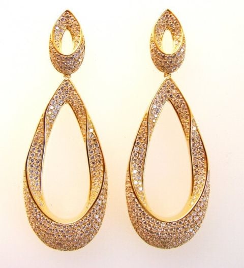Creation Diamond Chandeliers Ear 5.85Ct 18k Y/g Overlay: Creation Diamond Chandeliers Earrings and High Quality Item Item: Earrings Stone: 5.85 carat Round brilliant (Clarity: VVS, Color: F) Length: 2.5"x 9/10" inch, Thickness:5.5mm Setting: Micro Pave 18k 