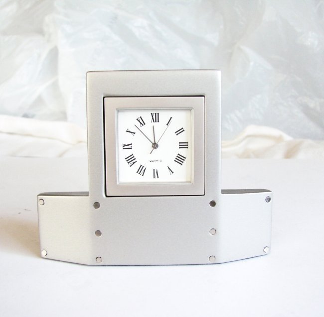 Titanium Quartz Clock Desk Japan Movt: Titanium Quartz Clock Face Color White Style Material: Titanium