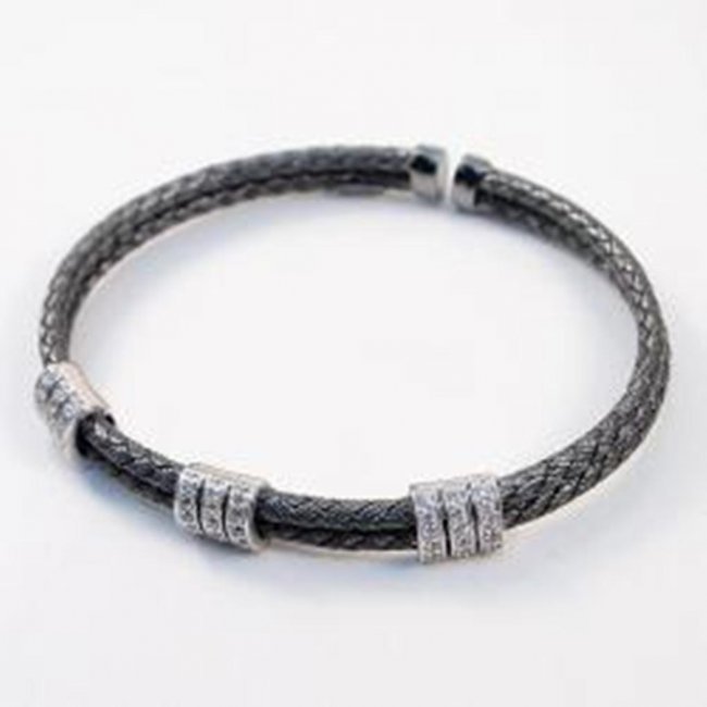 Creation Diamond Bangle 1.00Ct 14k Black Overlay: Creation Diamond Antigua High Quality 1.00Carat Round Brilliant(Clarity:VVS-Color-F) 18k Overlay Black 925 silver 925 silver weight: 8-10 grams Color: Antique Metal Stamp: 925 Polished: Excellent Widt