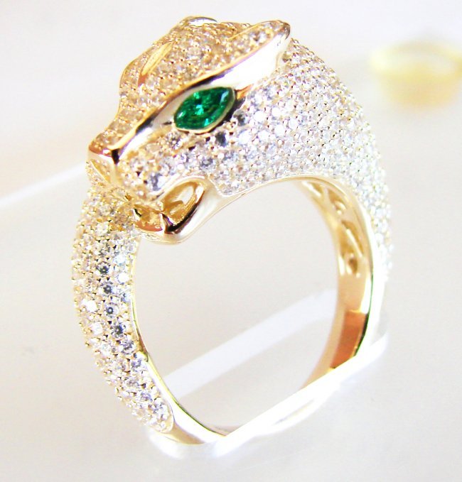 Creation Diamond Juguar Ring 3.65Ct18k Y/G Overaly: Creation Diamond & Green Garnet Ring High Quality Item Item: Ring Weight:3.45 Carat Round brilliant Clarity: VVS,Color: F Green Garnet:.20 Carat Marquise Cut,Clarity:VVS,Color:Green Bend Thickness: 3-