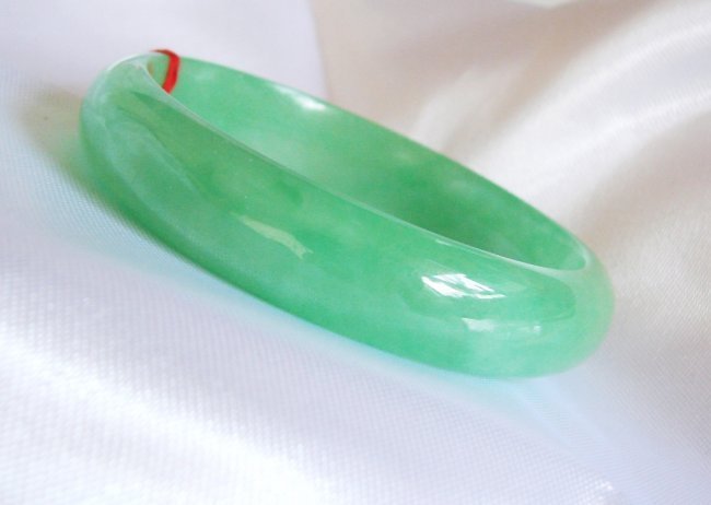 Natural Jadeite Jade Bangle JBA-2B Size:6.5: Gem Type: Natural China Culture Jadeite Jade Item: Jade Bangle Grade:JBA-2B Color: Green an texture Transparency: Semi-Transparent Shape & Cut:Solid Jade Band Haft ways Round Jade Finish: Hand cut and