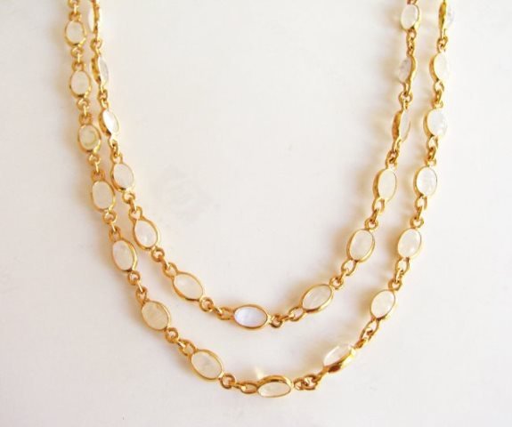 Natural Moon Stones Necklace 25.90Ct 18k Y/g Overlay: Gems Type: Natural Beautiful Rainbow Item: Necklace High Quality Item Hand made by Handicraft Moon Stones ,Weight:25.90 Carat Clarity :IS-Color: Blue White Rainbow Moonstone Treatment: None-Measuremen