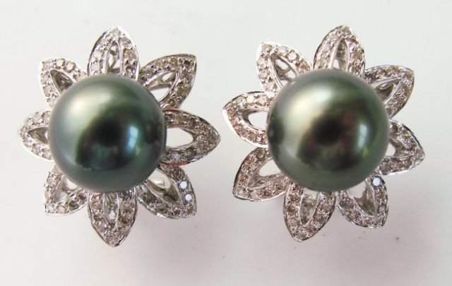 11mm Tahitian Pearl Diamond Earring 2.88Ct 18kW/g: Gem Type: Natural Tahitian Pearl Diamonds Qty: 1 pair Diamond weight: 2.88 Carat Round 144 Pieces Round Brilliant (Clarity: SI2, Color: G) Tahitian Pearl: 11 mm Round Grade: AAA Color: Peacock, Gree