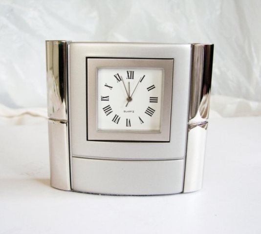 Titanium Quartz Clock Desk Japan Movt: Titanium Quartz Clock Face Color White Style Material: Titanium Movement: Japan Movt Run: battery Type: Quartz Type: Desk Clocks Size: H 2.1/2"-W 2.1/4" inch Weight:250 grams It can be birthday