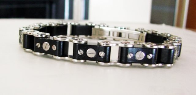 Men Bracelet Bicycle Chain Stainless 18k Y/g Overlay: Men Bracelet Bicycle Chain Stainless Steel Like Chanel Design Made In Italian High Quality Item 18k Yellow Gold Overlay,Weight:95.00 grams Wight: 10.1/2mm, Size 8.1/2"inch Gander: Men /Good for a gift