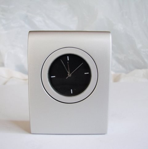 Titanium Quartz Clock Desk Japan Movt: Titanium Quartz Clock Face Color Black Style Material: Titanium Movement: Japan Movt Run: battery Type: Quartz Type: Desk Clocks Size: H 2.3/4"-W 2" inch Weight: 250 grams It can be birthday gif