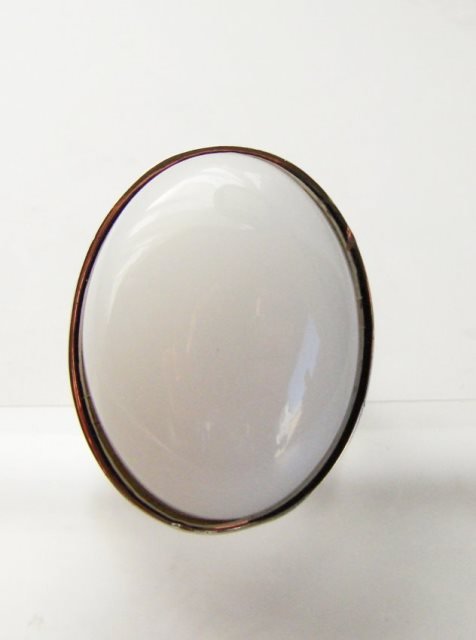 Natural White Onxy Ring 35.00Ct 18k W/g Overlay: Natural White Onxy Ring, High Quality Item Item: Ring (Size: 8) Cabochon Oval 35.00 Carat Clarity: Transparent, Translucent, Color: White Band Thickness: 3-5 mm Metal: 18k White gold overlay 925 silve