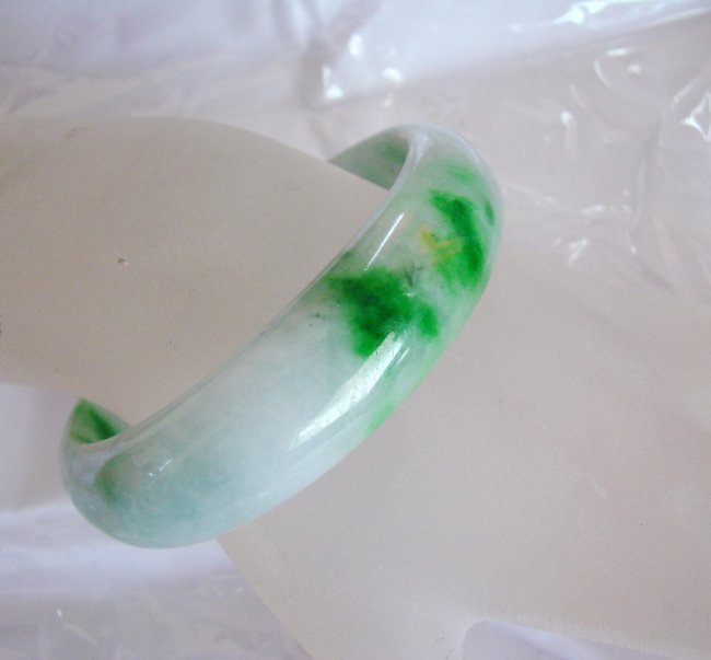 Natural Jadeite Jade Bangle JBA-A Size: 7: Remarks: Natural Jadeite Jade Item: Jade Bangle (Size: 7) Grade: A Weight: 71.40 gram Color: Emeral Green / Light Green Texture Transparency: Semi -Transparent Shape & Cut: Solid Jade Band Haft ways R