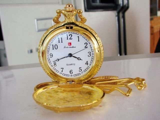 Pocket Watch 'L' Luis Cardini 18k Y/g Overlay: Pocket Watch Luis Cardini Quartz Japan Movement,18k Yellow Gold Overlay Design:Cross,Back Side Hand Carving Lustily Size:1.3/4 x 1.3/4 mm Come With Chain 14.5"-Run By Battery Estimated Value Price: $5