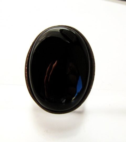 Black Onyx Ring 30.00Ct 18k W/g Overlay: Black Onyx Ring High Quality Item Item: Ring Cabochon Oval 30.00 Carat Clarity:Transparent,Color:Black Size:7,Bend Thickness: 3-5 mm Metal: 18k White gold overlay 925 silver and (8.00grm) Gender:Women