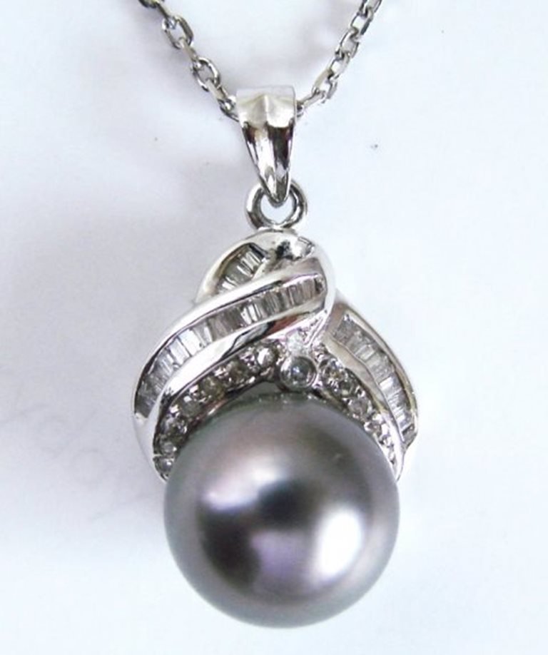 11.2mm Tahitian Pearl Diamond Pendant.73Ct 14k W/g: Gem Type Natural Tahitian Pearl and Diamond Item: Pendants Baguette Diamond:.40 carat (Clarity: SI2, Color: G ) Round Diamond:.33 carat Pearl: 11.2 mm Grade: AAA Color: Dark Gray, Green Texture Shape: