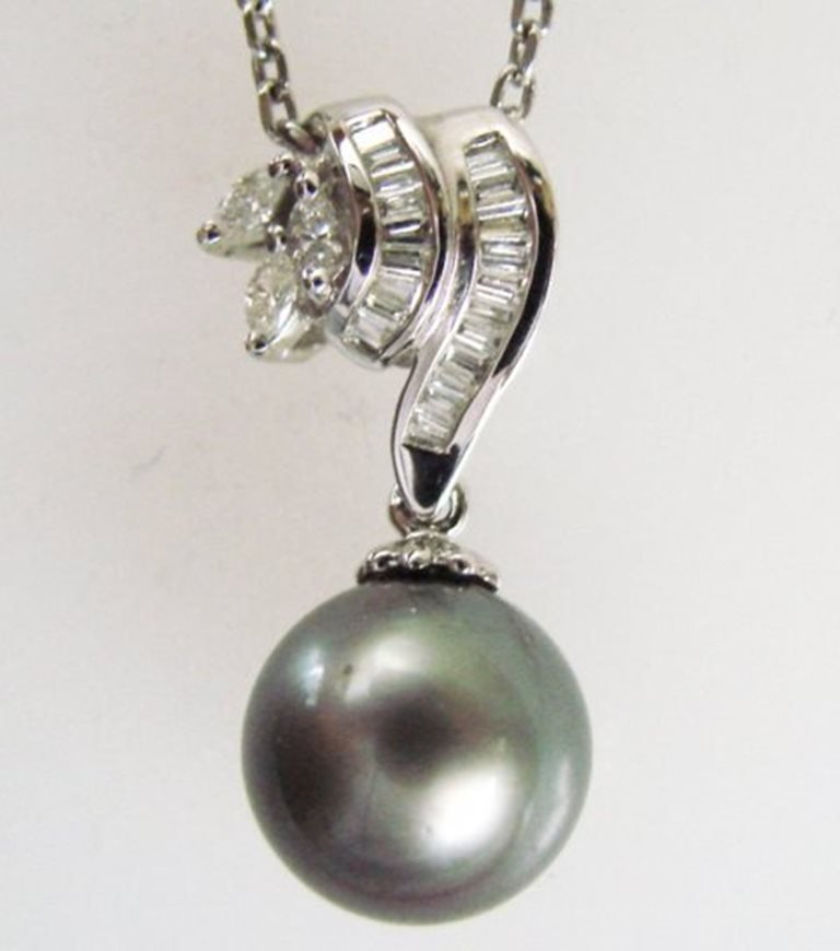 10 mm Tahitian Pearl Diamond Pendant.35Ct 18k W/g: Gem Type: Natural Tahitian Pearl and Diamonds Diamonds Baguette 21 Pieces Weight: .23 Carat (Clarity: VS2,Color: H, Treatment: None) Marquise Diamonds 3 Pieces Weight: .12 Carat (Clarity: VS2, Color: 