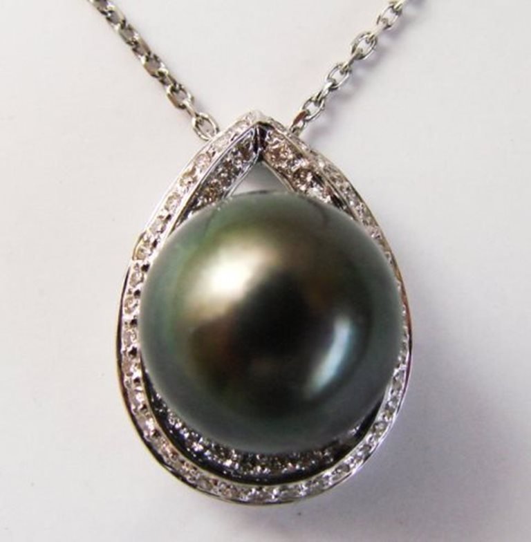 13.3mm Tahitian Pearl Diamonds Pendant .68 Ct 18k W/g: Gem Type: Natural Tahitian Pearl Diamonds Quantity: 1 Item: Pendants 64 Pieces Round Brilliant Diamond:.68 Carat Clarity:VS2 Color: G Tahitian Pearl:13.3 mm Round Grade: AAA Color: Peacoc