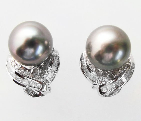 12mm Tahitian Pearl Diamond Earring 1.45Ct 14kW/g: Gem Type: Natural Tahitian Pearl and Diamond Item: Earrings Baguette Diamond:.80 carat (Clarity: SI2,Color: G) Round Diamond:. 65 carat (Clarity: SI2 Color: G) Pearl: 12mm Grade: AAA Co
