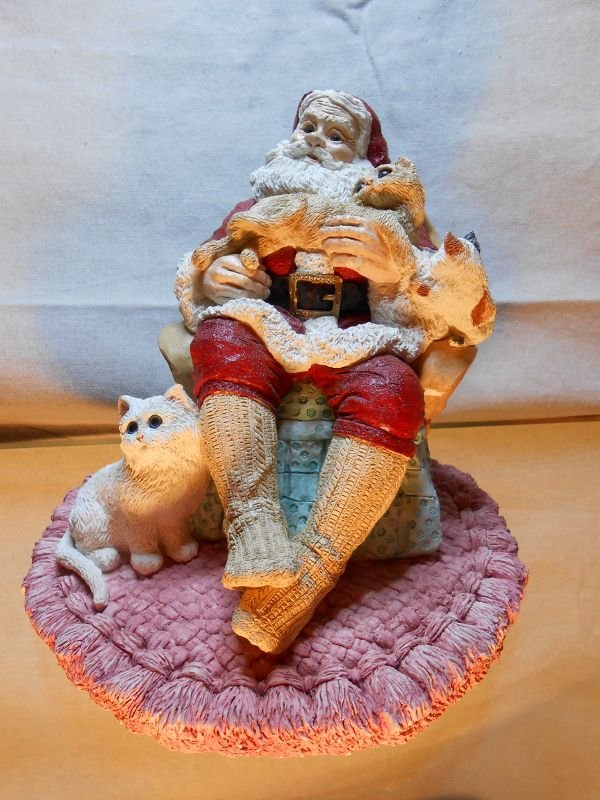 FITZ & FLOYD FIGURINE: Fitz & Floyd "The Legend of Santa Claus". Limited Edition numbered 4407/7500.