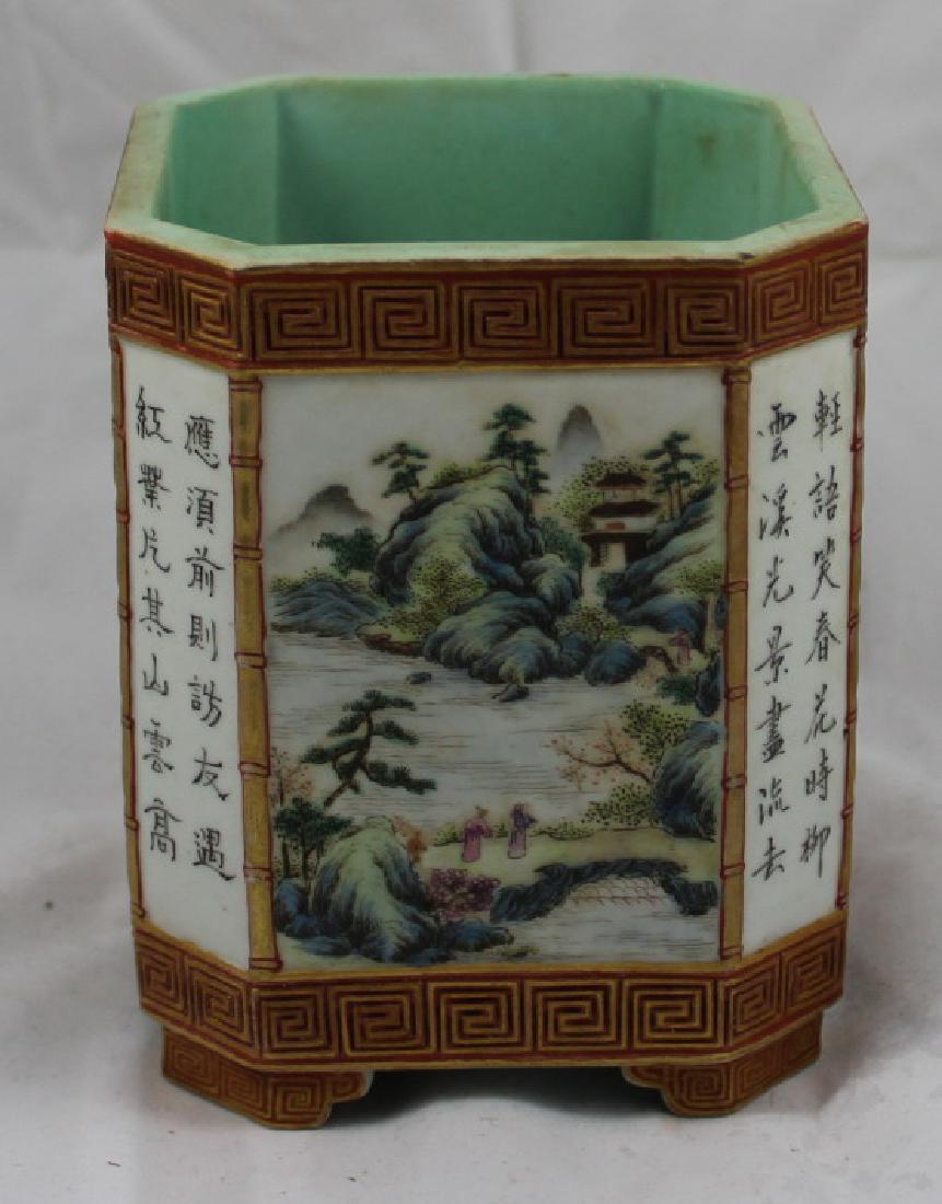 A CHINESE PORCELAIN BRUSH HOLDER WITH CALLIGRAPHY