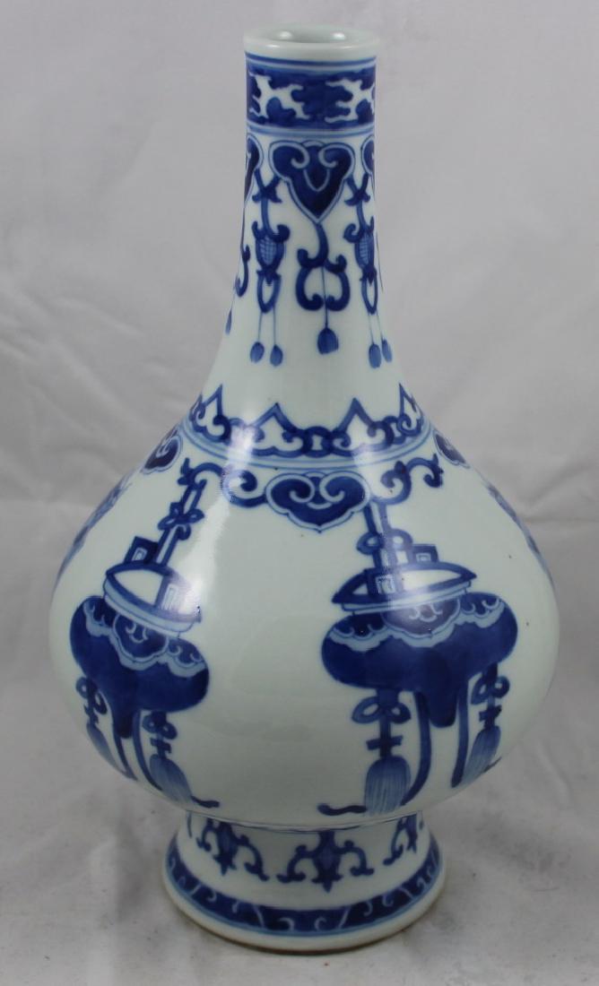 A CHINESE EXPORT BLUE AND WHITE PORCELAIN VASE (1 of 4)