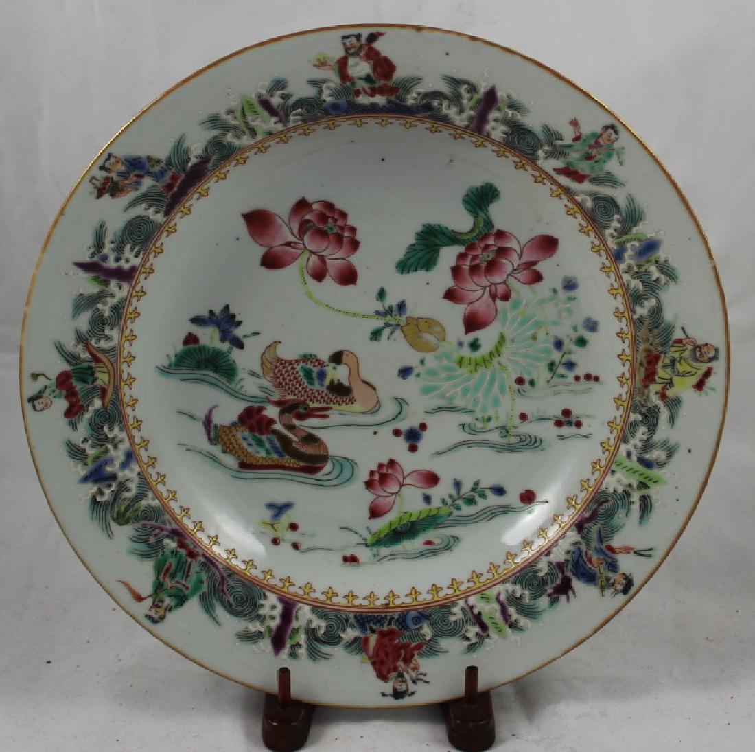 A CHINESE EXPORT FAMILLE ROSE PORCELAIN PLATE (1 of 3)