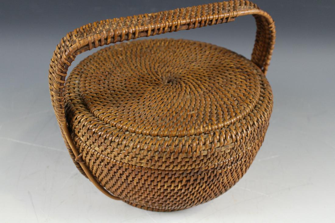 Lidded Round Basket with Handle (1 of 6)
