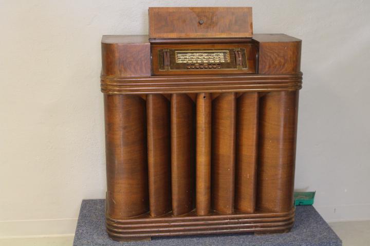 Philco Floor Model Short Wave Radio: 1940s Philco Floor Model Deco Short-Wave Radio - walnut case, untested due to cord fragment, 48" W x 20" D x 34" H. THIS LOT REQUIRES A THIRD PARTY PACKER AND SHIPPER. LOCAL PICK-UP AVAILABLE BY APPOI