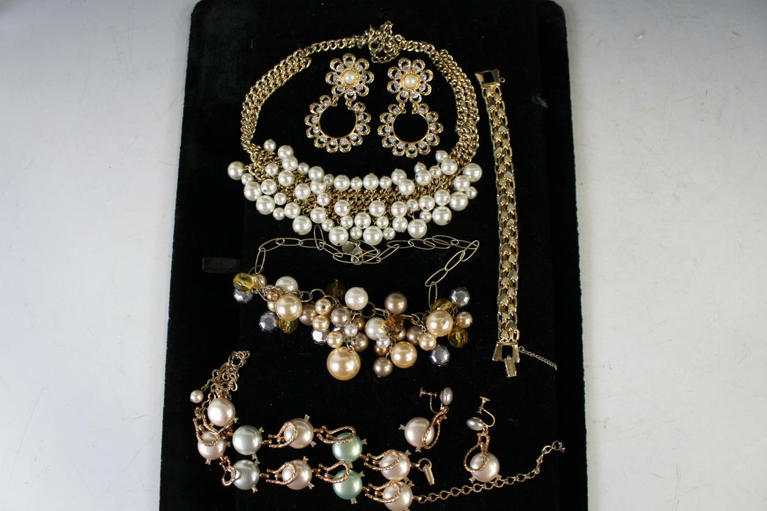 Vintage Costume Jewelry of Pearls (1 of 7)