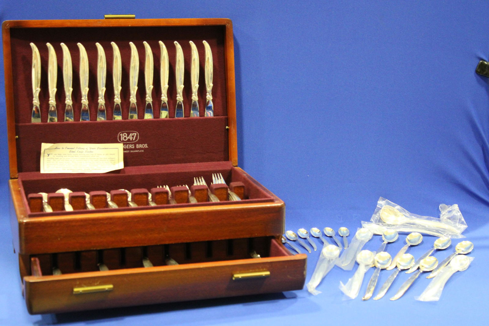 1847 Rogers Bros Flair Pattern Silverplate Flatware in O/ Case (1 of 4)