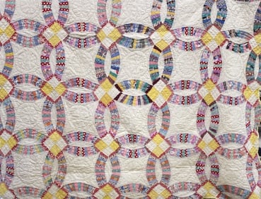 Yellow Scalloped Boarder Wedding Ring Quilt