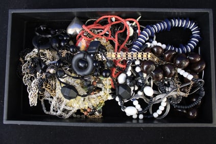 Vintage Jewelry Necklaces  Inc Black & White Beaded