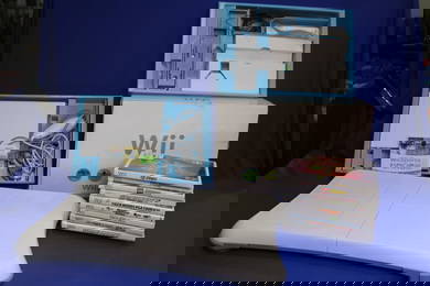 Vintage Wii Game Complete w/ Games & More