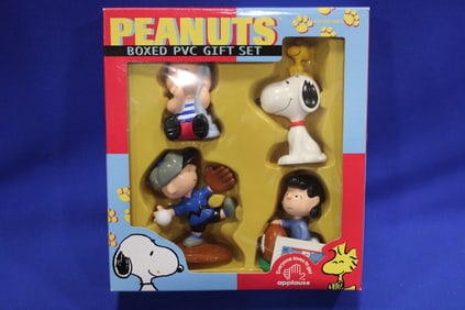 Box of NOS Peanuts Toy Gift Set  NOS
