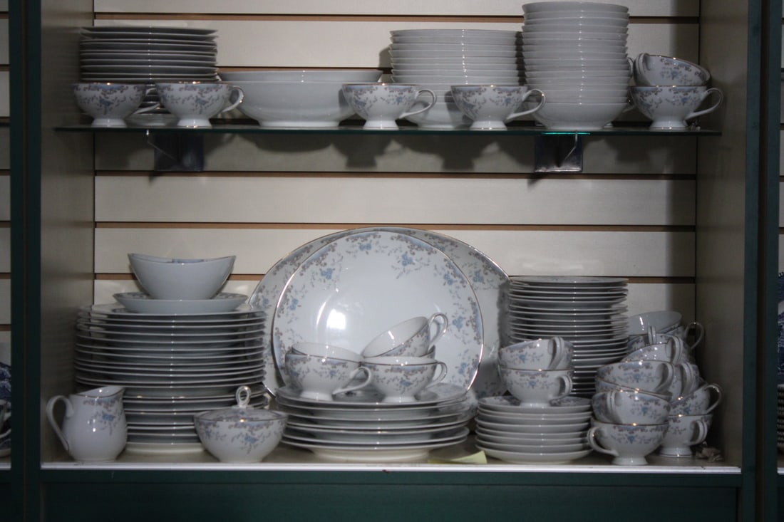 1980-90s Dalton Seville Huge Group Dinner China NOS: NOS Imperial china designed by W Dalton, 1 oval platter; 1 round platter; cream & sugar; 27 10" dinner plates; 28 bread plates; 16 salad plates; 31 cups & 8 saucers; gravy bowl; 16 soup bowls; include