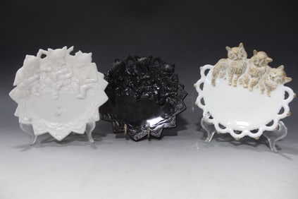 Westmoreland White Milk Glass Kitten / Wolf Plates