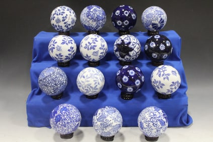 Lot of 15 Blue & White Carpet Balls