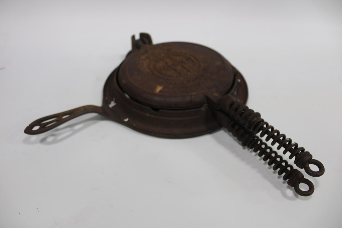 Griswold American No. 8 Waffle Iron on base, 1908: Griswold American No. 8 Waffle Iron - on base, Dec 01, 1908 patent date, complete, rusty.