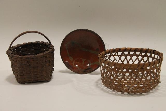 19th C Miniatures -Baskets & Redware Plate: Minature redware plate, coggle edging, yellow slip decorated, 3 1/2" W; splint oak gathering basket with fixed handle, 3 1/4" W x 4" H; cheese basket, 4 3/4" W x 2 1/4" W.