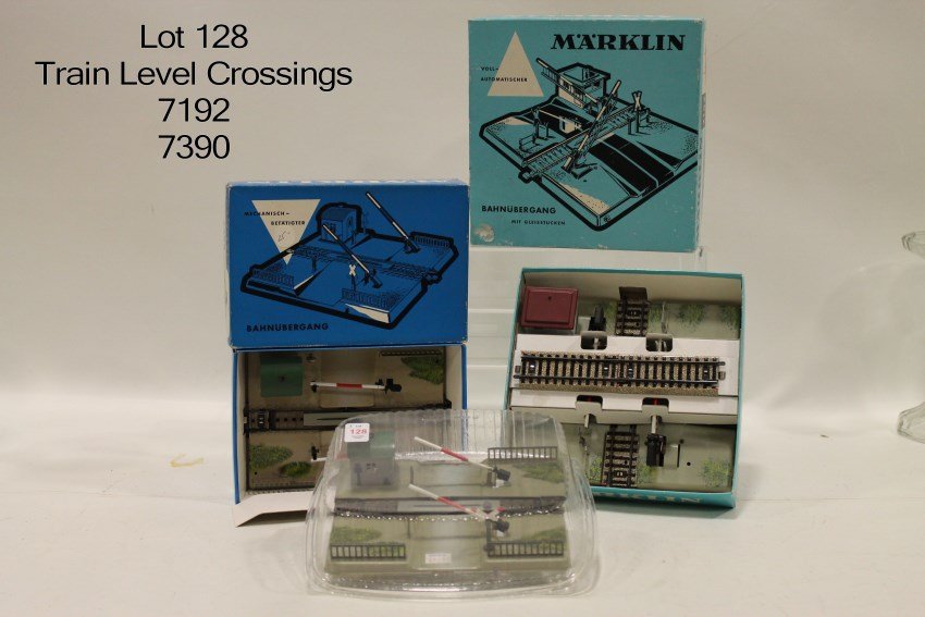 3 Marklin HO 7192, 7390 Train Level Crossings , W.: In original boxes.