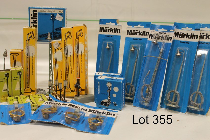 Marklin HO Train Accessories in Original Boxes: 7046 (3), 7047, 7048, 5113 (5), 7284 (5), 7036 (2), 7339, 7048 (4), 7046, in Original Boxes