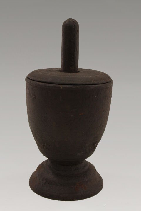 Rare 1630-1730 C Iron Mortar & Pestle & Cover (1 of 2)
