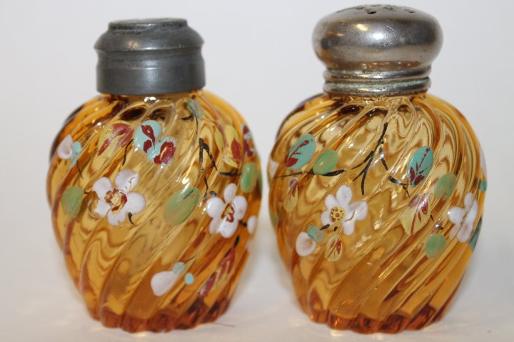 Victorian Amber Salt Shakers Swirl 15 (1 of 1)