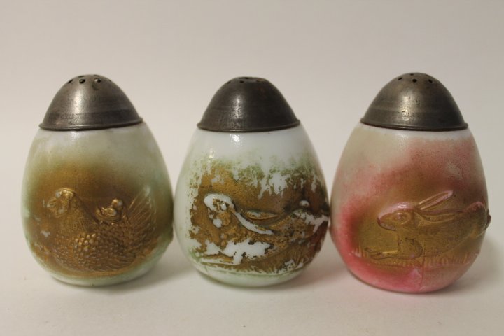 Eagle Glass Hen & Rabbit Egg-Form Salt Shakers: Lot of 3 Eagle Glass Co. Hen & Rabbit salt shakers, egg-form, 1900-1901, page 78 Lechner II.