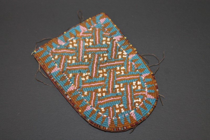 Native American Indian Flat Beaded Pouch (1 of 3)