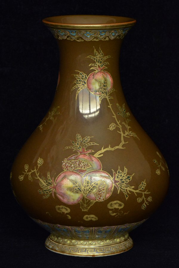 1 Chinese Porcelain Vase Qianlong Mark
