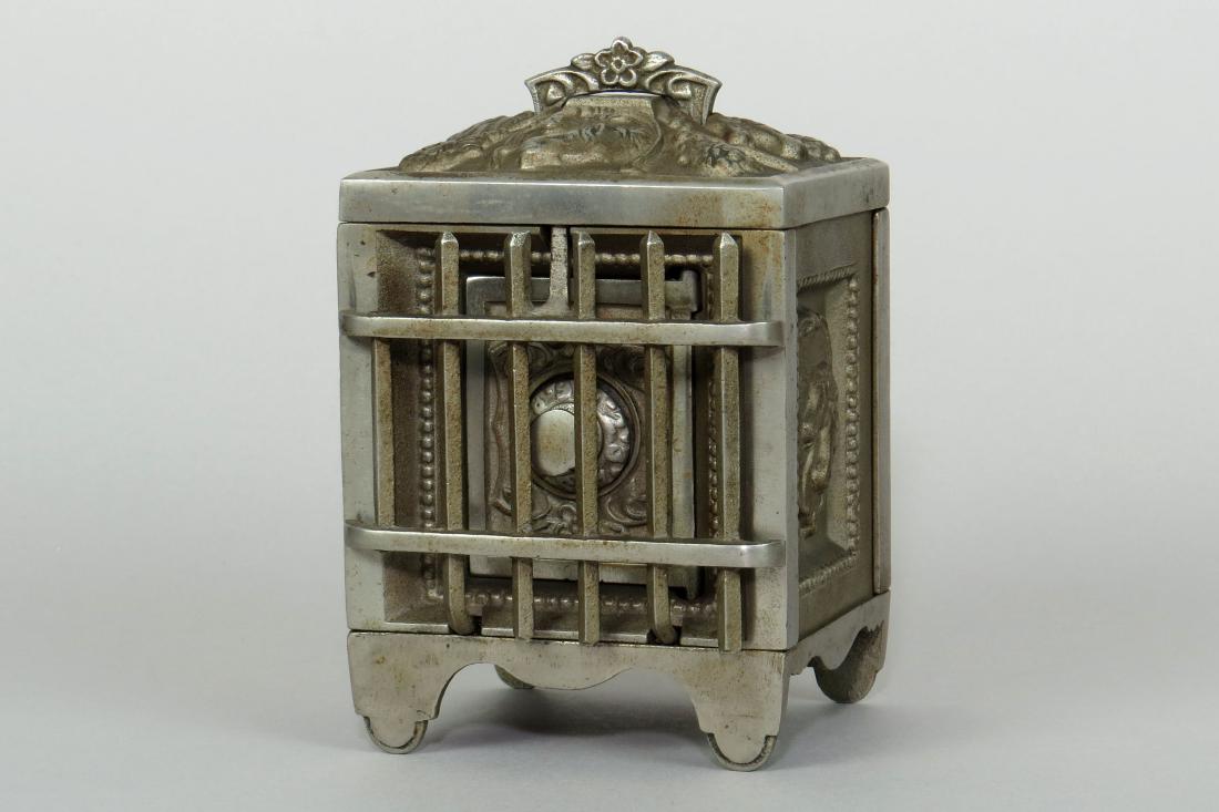 CI Horsehead Safe w/Grill Bank (1 of 2)