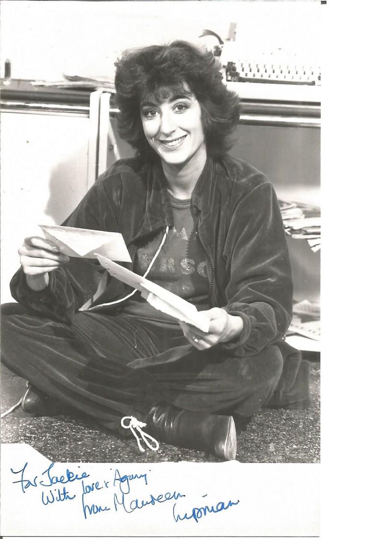 Maureen Lipman CBE signed dedicated 6 x 4 b/w photo.: Maureen Lipman CBE signed dedicated 6 x 4 b/w photo. Maureen Diane Lipman 0/5/1946 is a British actress/comedienne/columnist appearing in Educating Rita, Caay on Columbus, Oklahoma, The Pianist, Docto