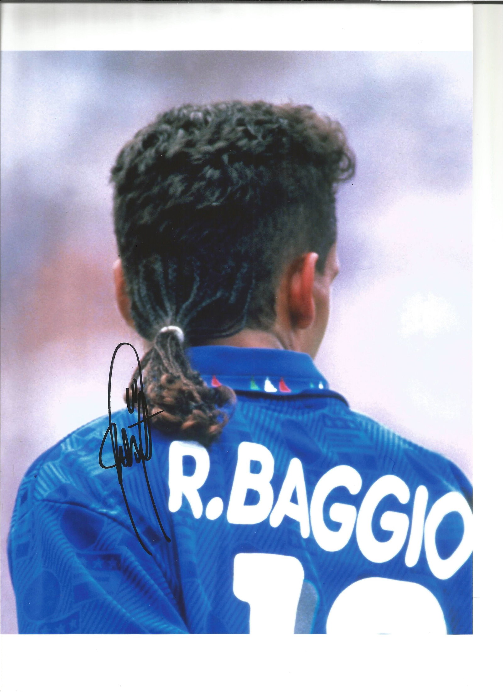 Roberto Baggio Italy Signed 10 x 8 inch football photo.: Roberto Baggio Italy Signed 10 x 8 inch football photo. Good Condition. All autographs are genuine hand signed and come with a Certificate of Authenticity. We combine postage on multiple winning lots 