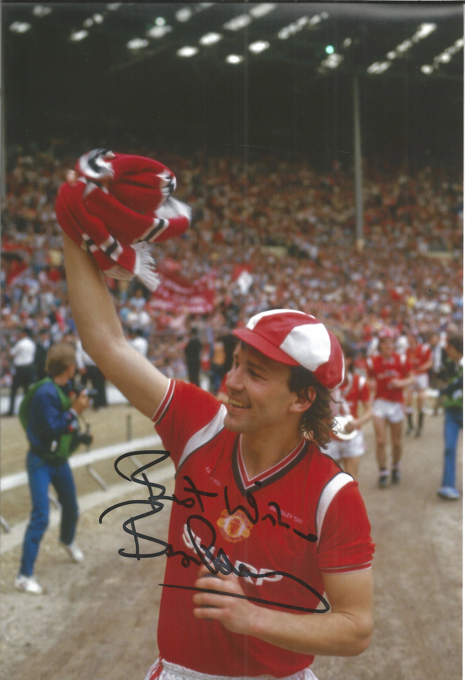 BRYAN ROBSON signed Manchester United FA Cup 8x12 Photo (1 of 1)